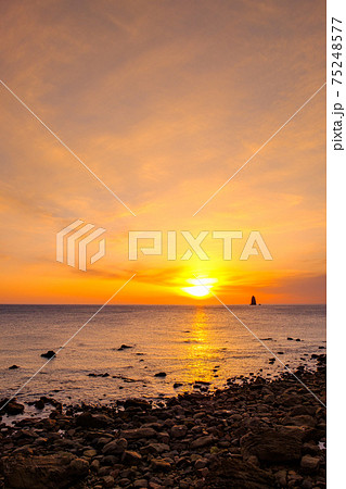 夕暮れの海(長崎県・大野浜海浜公園にて) 夕暮れの海(長崎県・大野浜海浜公園にて) 75248577