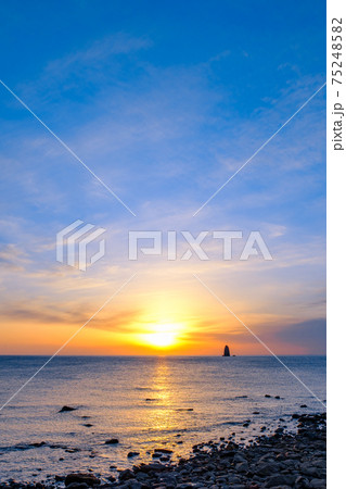 夕暮れの海（長崎県・大野浜海浜公園にて） 75248582