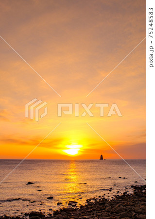 夕暮れの海（長崎県・大野浜海浜公園にて） 75248583