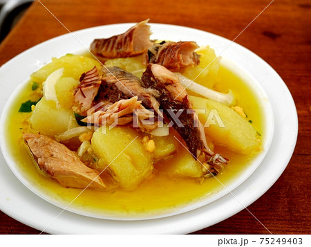 タパス 魚とじゃがいものアヒージョ の写真素材