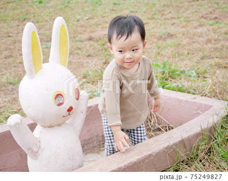 船の置物に乗る幼児 75249827