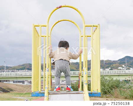 見晴らしの良いすべり台で遊ぶ 75250138