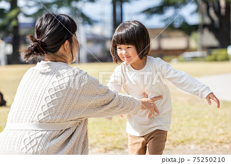 ママに抱きつく子供の写真素材