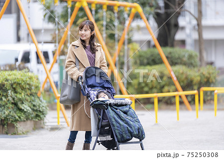 公園を散歩する親子 75250308