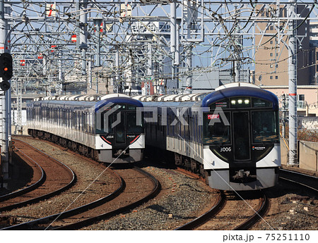 京阪電鉄 西三荘駅で行き交う電車 京阪電鉄 西三荘駅で行き交う電車 75251110
