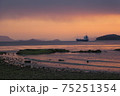 小豆島のエンジェルロードから見た海、島影、船、の夕景 75251354