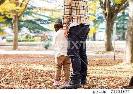 公園で泣く子供 公園で泣く子供 75251374