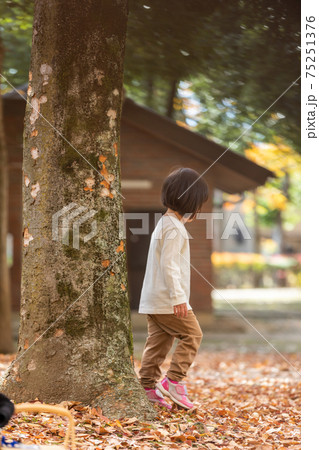 公園で泣く子供 公園で泣く子供 75251376