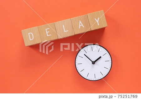 遅れ、遅延｜「DELAY」と書かれた積み木と時計 75251769