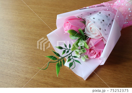 卒業、入学の季節。お祝いの花束をプレゼント 卒業、入学の季節。お祝いの花束をプレゼント 75252375