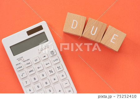 支払い期限|「DUE」と書かれた積み木ブロックと電卓 支払い期限|「DUE」と書かれた積み木ブロックと電卓 75252410