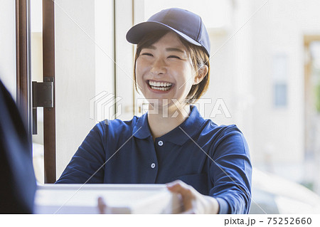 女性配達スタッフ 75252660
