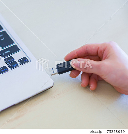 USBメモリ 情報漏洩 リスク 【セキュリティのイメージ】 USBメモリ 情報漏洩 リスク 【セキュリティのイメージ】 75253059