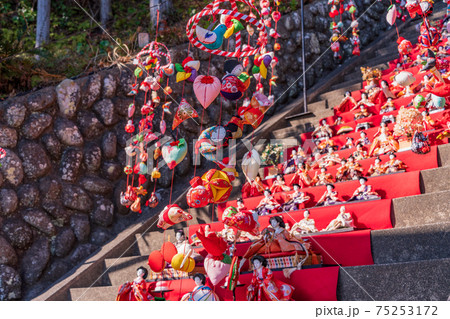（静岡県）稲取の素盞嗚（スサノオ）神社　雛段飾り 75253172