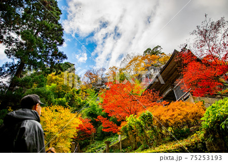 秋の山寺 75253193