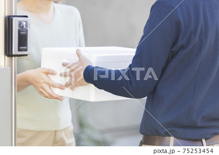 荷物を届ける宅配便の男性ドライバー 荷物を届ける宅配便の男性ドライバー 75253454