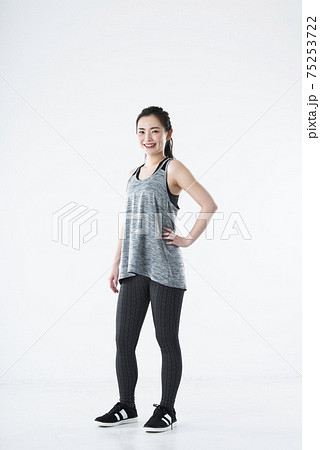 若い女性　スポーツウェア　白バック　カメラ目線 75253722