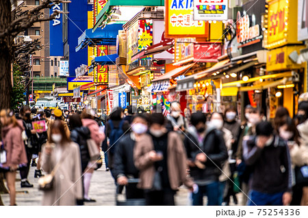 日本の東京都市景観　緊急事態宣言下。脅威の人出。もはや平時と変わらない…＝3月5日、秋葉原 75254336