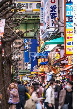 日本の東京都市景観　緊急事態宣言下。脅威の人出。もはや平時と変わらない…＝3月5日、秋葉原 75254337