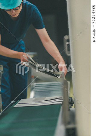 新聞印刷工場 75254736