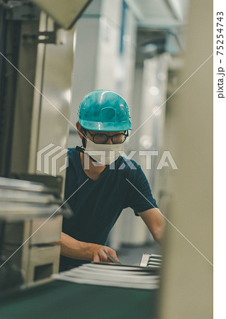 新聞印刷工場 75254743