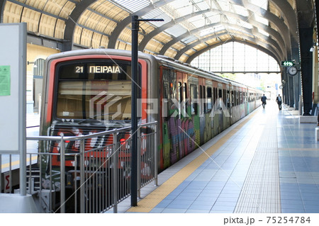 ギリシャの鉄道　終着駅　ピレウス駅 75254784
