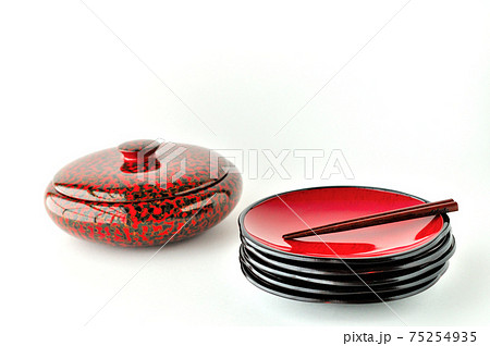 根来塗り菓子皿と津軽塗のお菓子入れ 75254935