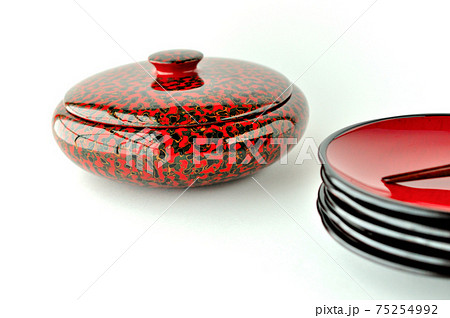 根来塗り菓子皿と津軽塗のお菓子入れ 75254992