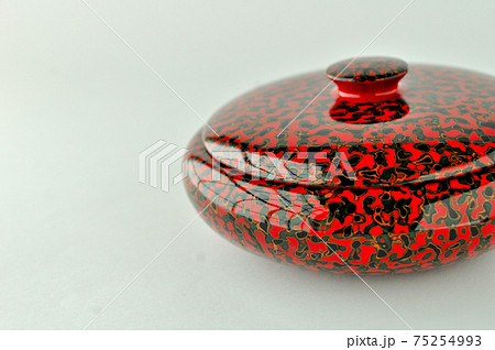 津軽塗のお菓子入れ 75254993