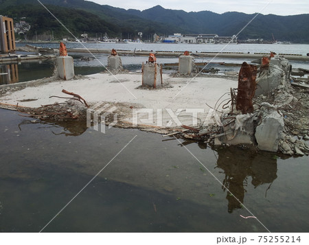 東日本大震災　女川町　被害状況　鉄骨造の建物が柱脚から破壊 75255214