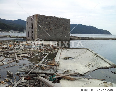 東日本大震災 女川町 被害状況 鉄筋コンクリート造の建物が転倒倒壊 べた基礎 東日本大震災 女川町 被害状況 鉄筋コンクリート造の建物が転倒倒壊 べた基礎 75255286