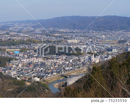 奈良県 王寺町 明神山から望む王寺町、大和川、矢田丘陵、松尾山 (奈良盆地、立春) 奈良県 王寺町 明神山から望む王寺町、大和川、矢田丘陵、松尾山 (奈良盆地、立春) 75255550