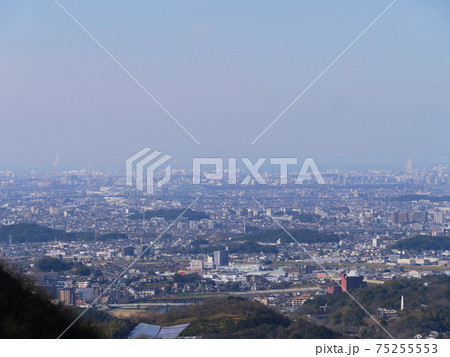 奈良県 王寺町 明神山から望む堺方面の百舌鳥・古市古墳群と市街地 (大阪平野、立春) 奈良県 王寺町 明神山から望む堺方面の百舌鳥・古市古墳群と市街地 (大阪平野、立春) 75255553