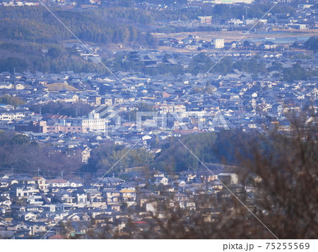 奈良県　王寺町　明神山から望む法隆寺と藤ノ木古墳　(斑鳩町、立春) 75255569