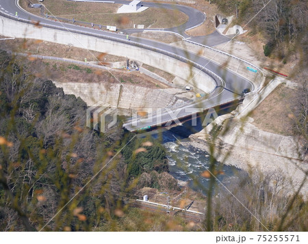 奈良県　王寺町　明神山から望む亀の瀬の大和川　(立春) 75255571