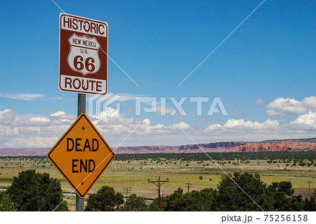 Route 66 Dead End sign near Continental Divide...の写真素材 [75256158] - PIXTA