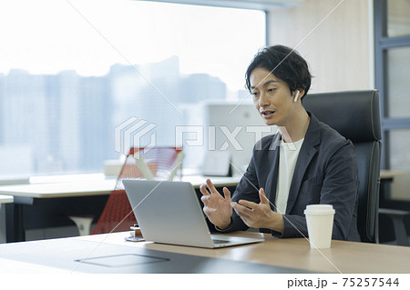 オフィスで仕事をする男性　ビデオ会議　オンラインミーティング 75257544