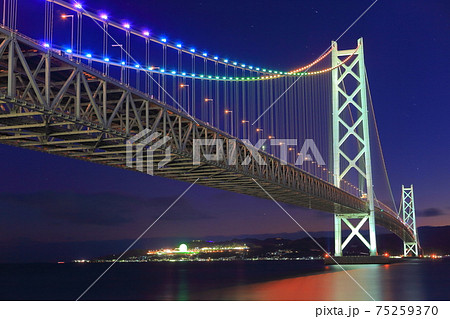 【兵庫県】ライトアップされた明石海峡大橋 75259370
