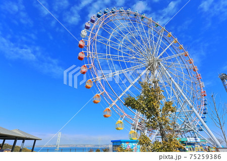 【兵庫県】淡路SAの大観覧車と明石海峡大橋 75259386
