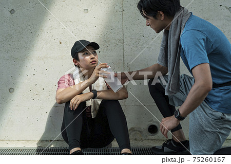 体調を崩した女性を気遣う男性 体調を崩した女性を気遣う男性 75260167