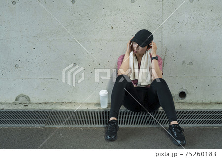 運動中に体調を崩した女性 運動中に体調を崩した女性 75260183