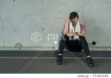 運動中に体調を崩した女性 運動中に体調を崩した女性 75260189