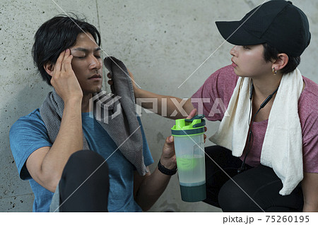 体調を崩した男性を気遣う女性 体調を崩した男性を気遣う女性 75260195