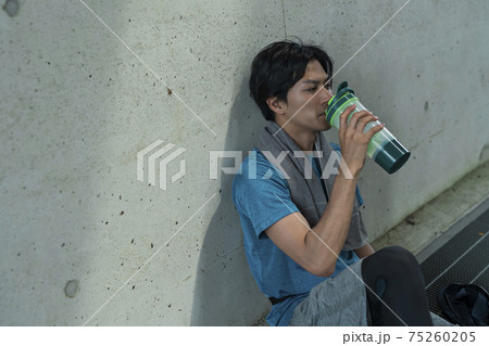 運動中に体調を崩した男性 運動中に体調を崩した男性 75260205