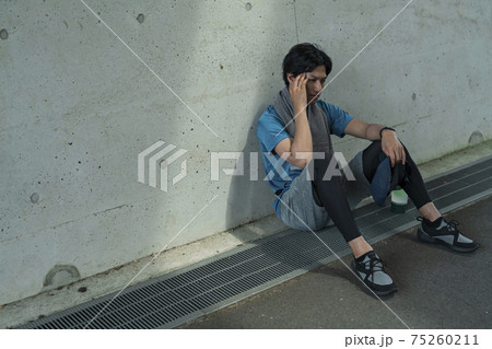 運動中に体調を崩した男性 運動中に体調を崩した男性 75260211