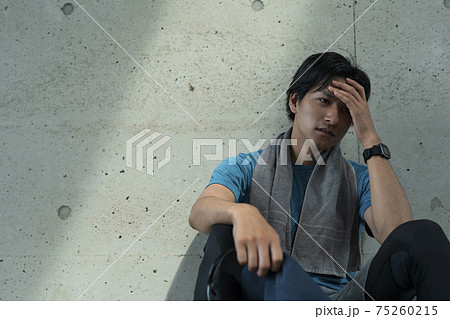 運動中に体調を崩した男性 運動中に体調を崩した男性 75260215