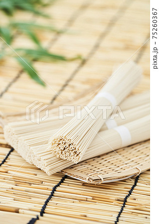 ざるにのせた素麺(乾麺) ざるにのせた素麺(乾麺) 75260367