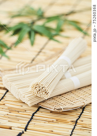 ざるにのせた素麺（乾麺） 75260368