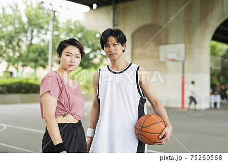 バスケットボールをする男女 バスケットボールをする男女 75260568