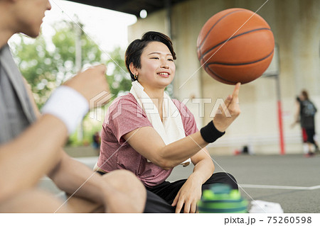 バスケの練習中に休憩をとる男女 バスケの練習中に休憩をとる男女 75260598
